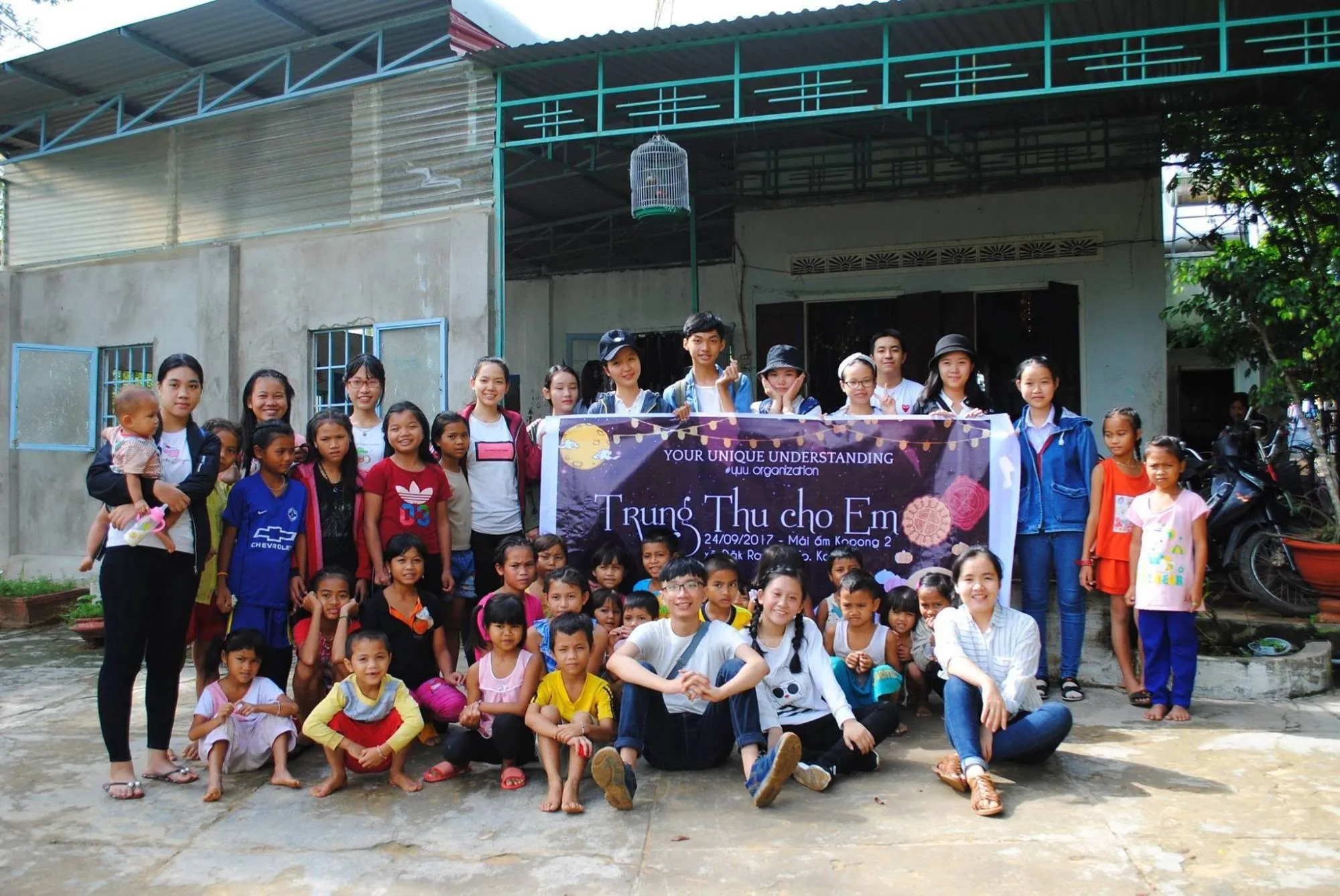 YUU volunteers and children holding the Trung Thu Cho Em banner, 24 September 2017